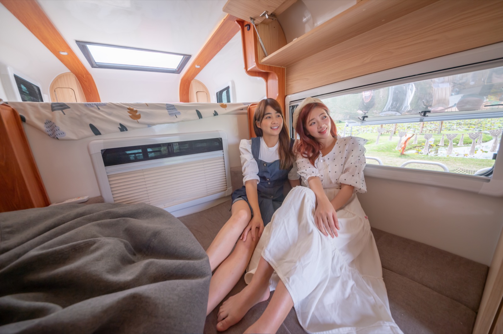 車內客廳與餐桌