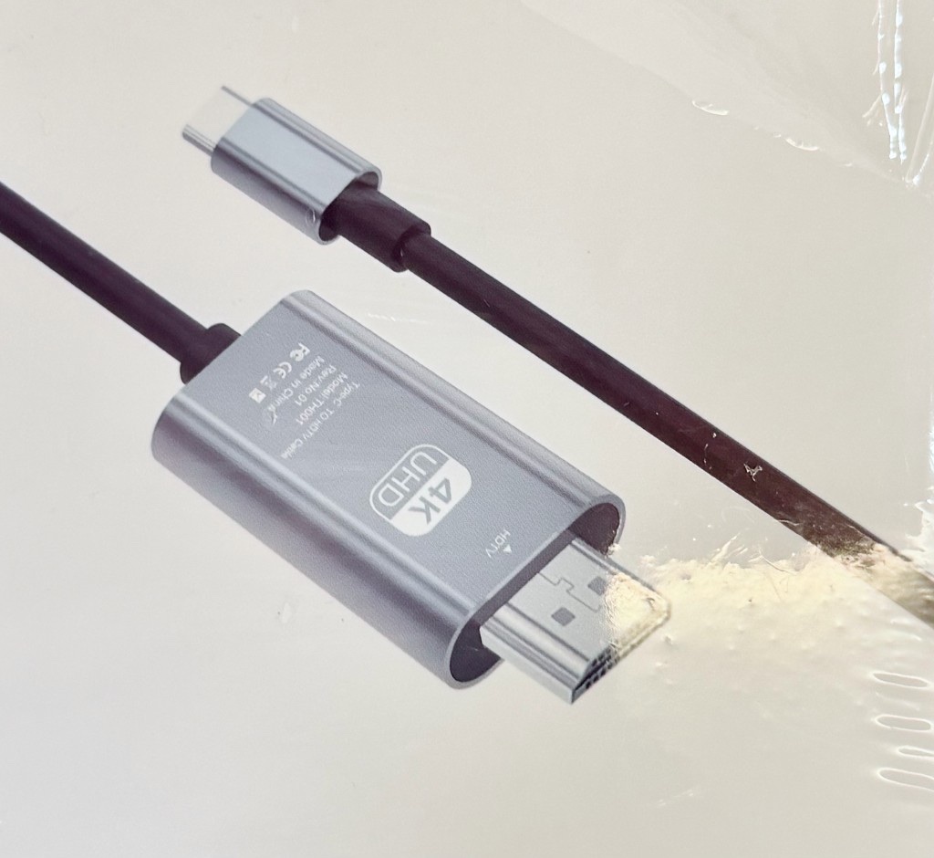 台北露營車出租影音教學：Type-C 轉 HDMI 4K 連接線特寫，可將筆電或手機畫面接到投影機