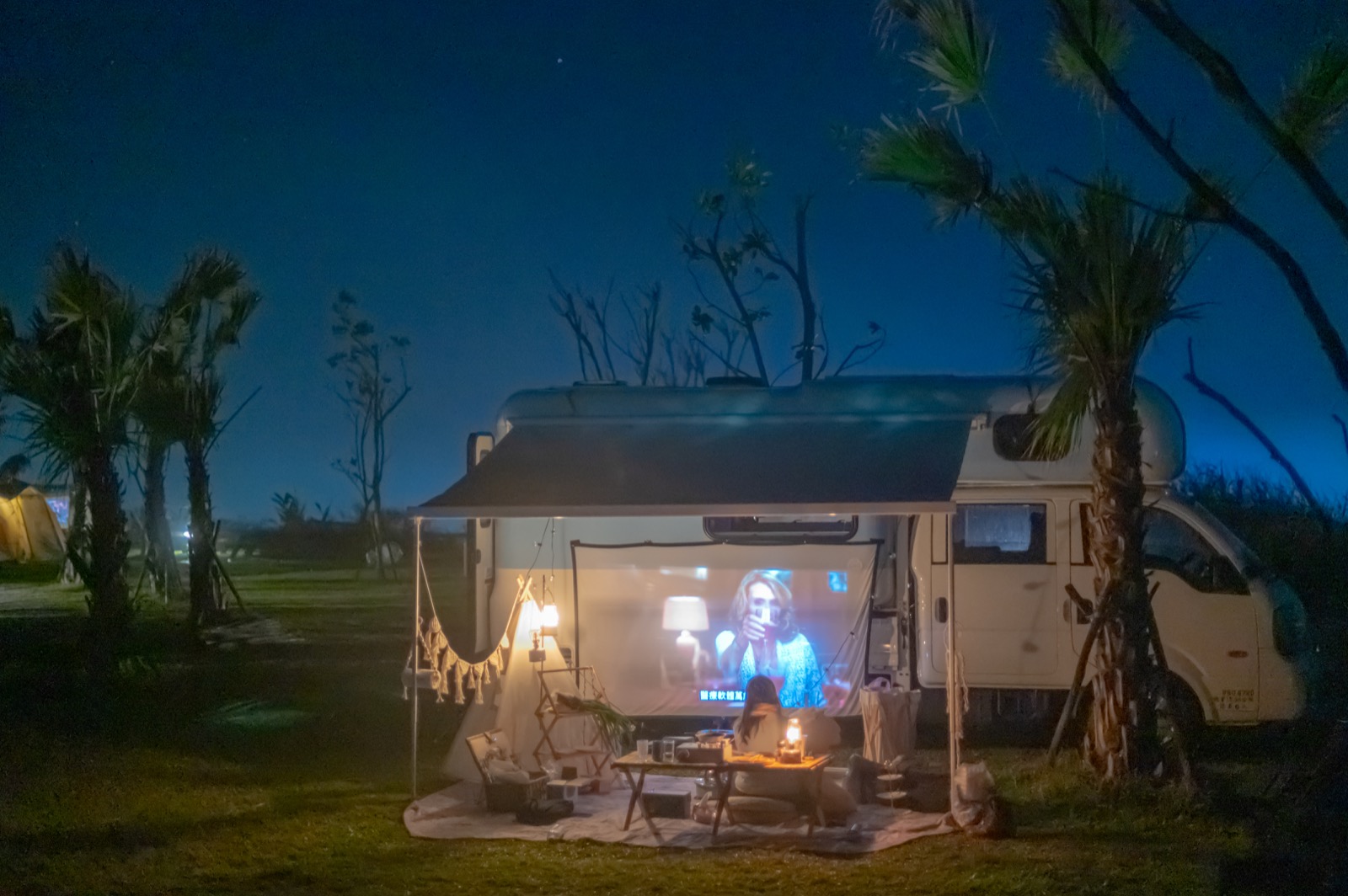 影音娛樂套組：戶外投影與露營夜晚情境