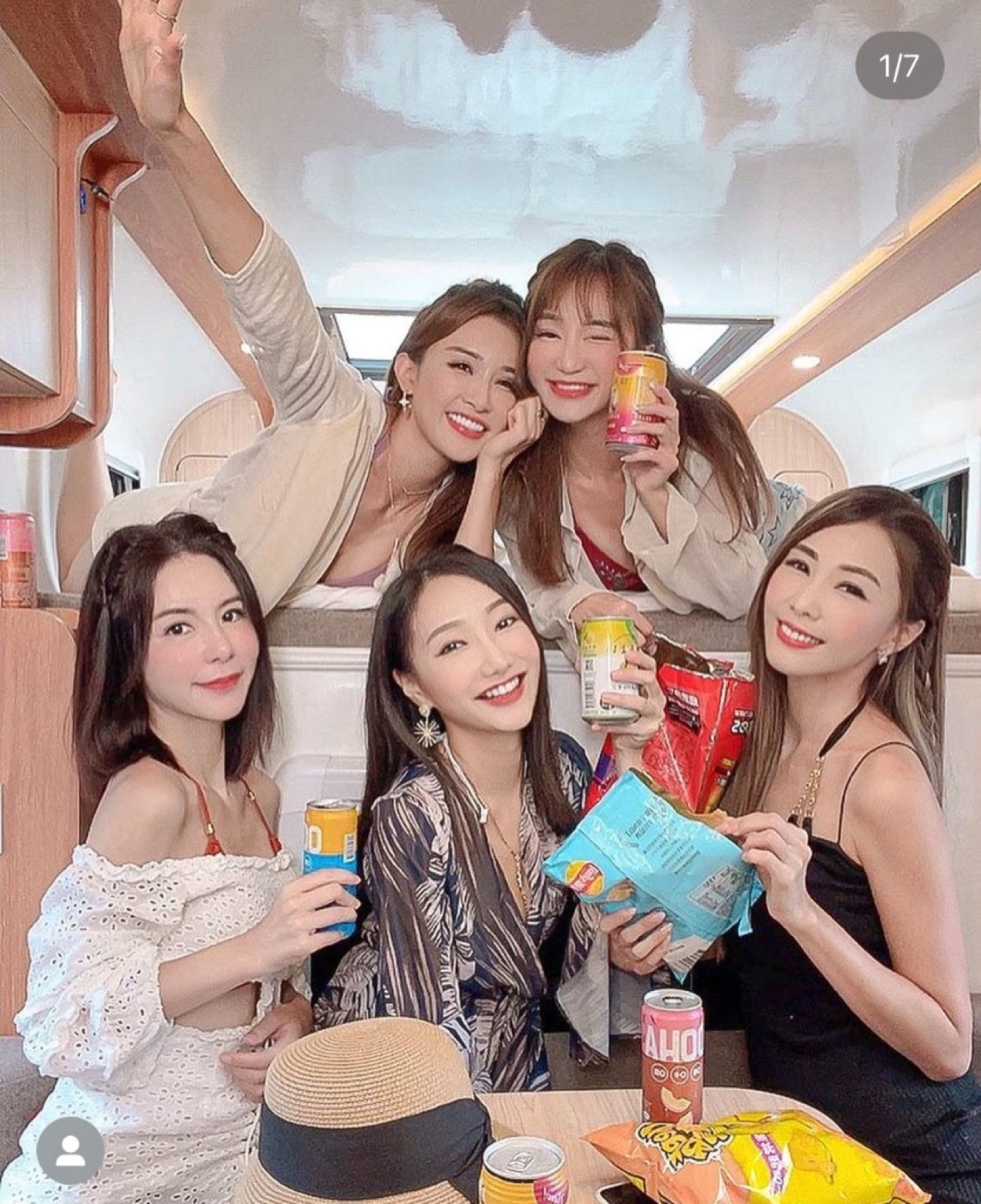 好友與家庭在白色露營車旁草地野餐聊天，呈現到府交車後從家附近或約定地點輕鬆出發的露營車旅行氛圍