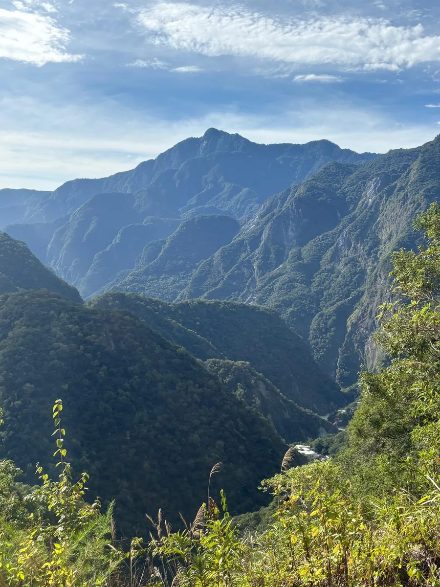 合歡山與武嶺周邊雲層和中央山脈稜線延伸，是英國旅人七小時台灣高山公路的最高點