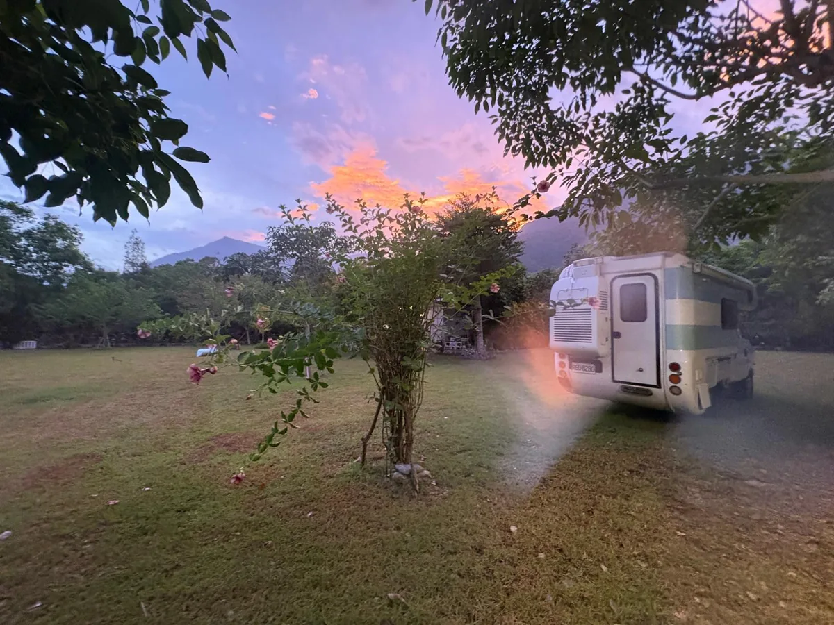 藍白露營車在花蓮崇德、太魯閣北側的山腳營地迎接暮色，記錄英國旅人台灣露營車半環島的寧靜夜晚