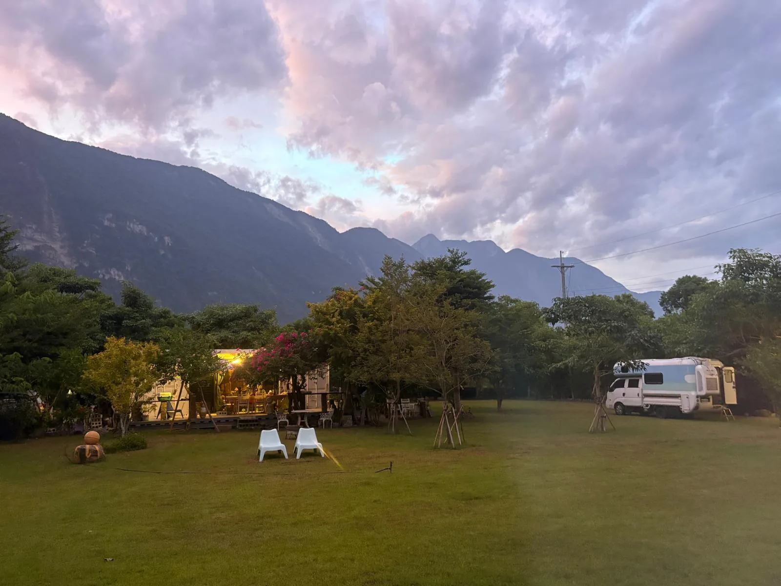 住在澳洲的英國旅人開著台灣露營車，在花蓮山景營地迎接夕陽
