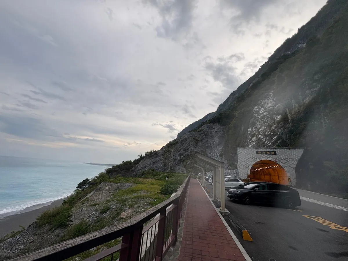 從露營車內望向清水斷崖沿海公路、隧道與太平洋，呈現國際旅客在台灣自駕的壯闊視角