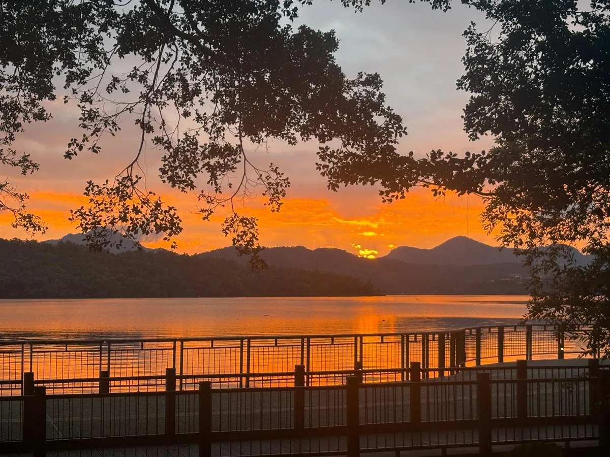 日月潭湖畔營地被金色夕陽照亮，記錄英國旅人完成台灣高山公路後的露營車晚餐時光