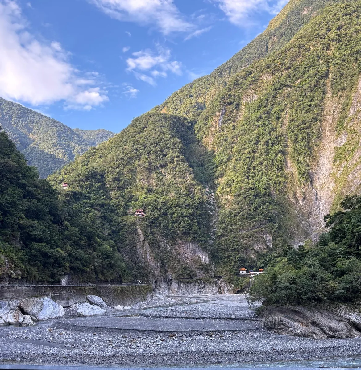 太魯閣峽谷的陡峭山壁包圍青綠河流，中部橫貫公路沿峽谷深入中央山脈