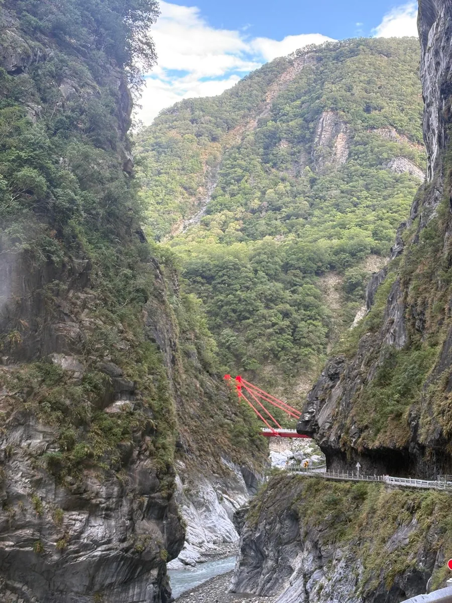 紅色橋梁橫跨太魯閣深山峽谷，是中部橫貫公路連接花蓮與中央山脈高地的道路景觀