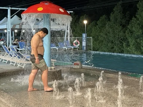 關子嶺森之湯親子戲水區設有蘑菇瀑布與地面噴泉，親子可在山林旁玩水