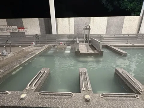 關子嶺森之湯夜間水療池，多座溫泉池設有扶手、座椅與按摩水柱