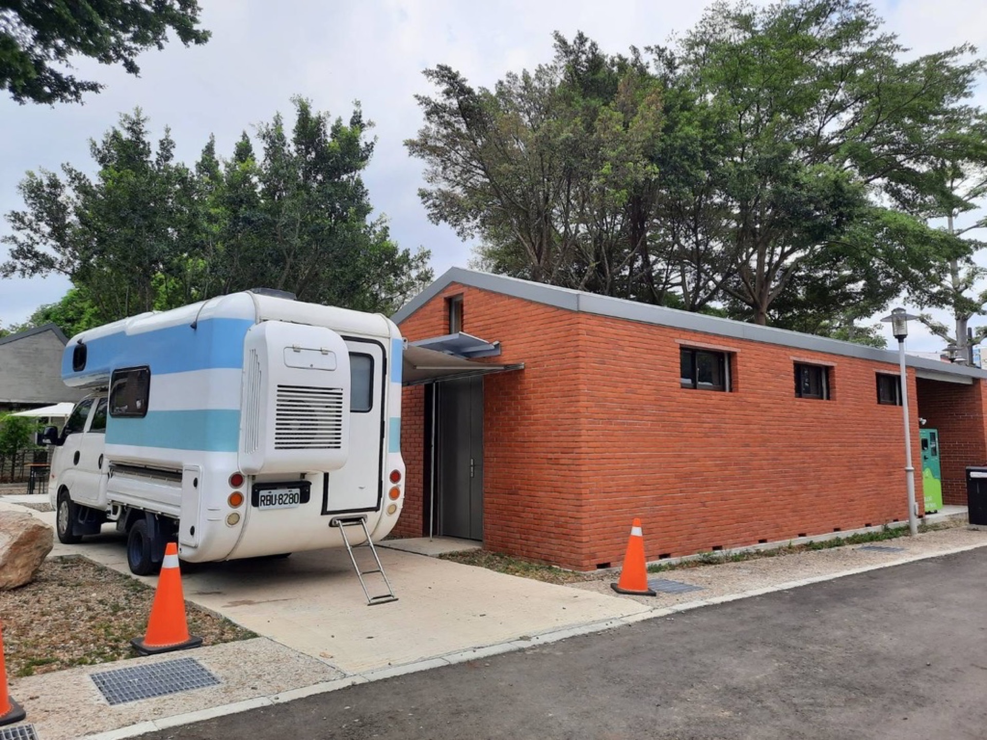 新竹眷村紅磚建築旁停放露營車作婚禮新娘休息室
