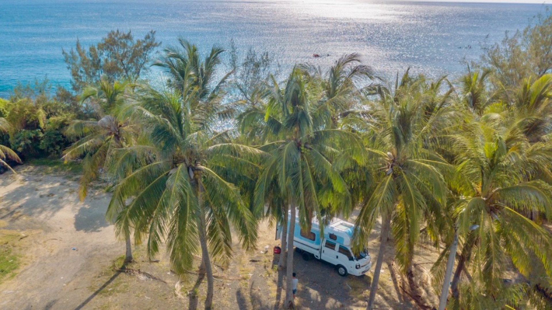 墾丁椰林海濱空拍與白色露營車