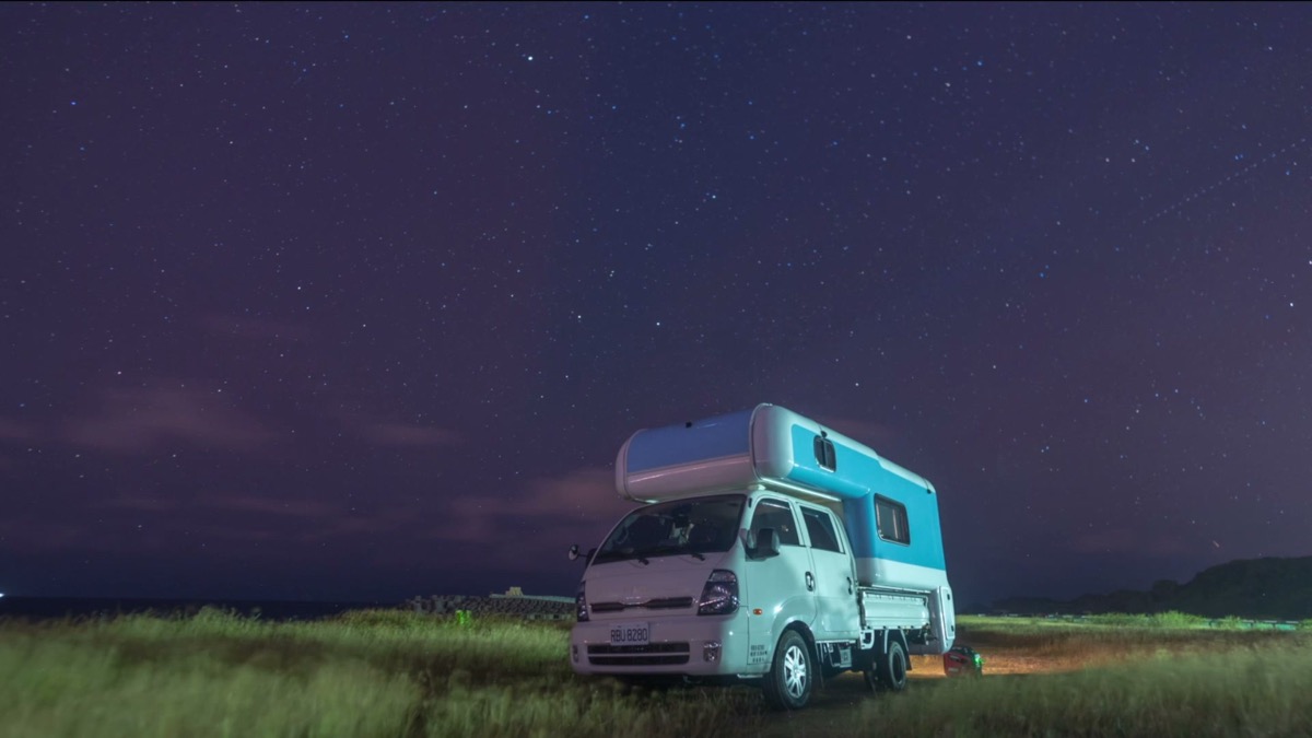 墾丁露營車夜間縮時劇照：星空銀河與營地夜色下的車宿氛圍