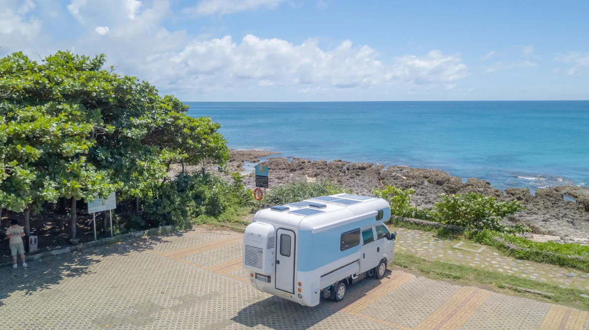 揪好森露營車停在臨海停車空間，望向礁岩海岸與藍色海面