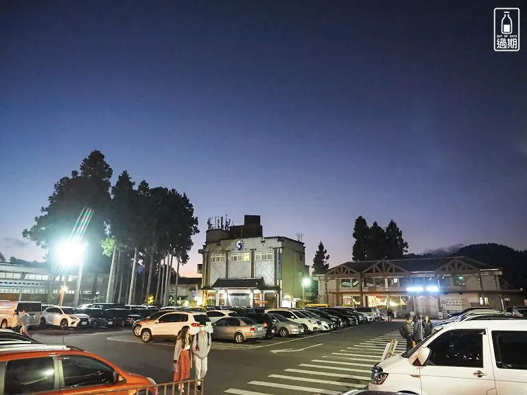 嘉義阿里山｜旅客服務中心／車站前停車場的現場景觀與露營車住宿環境