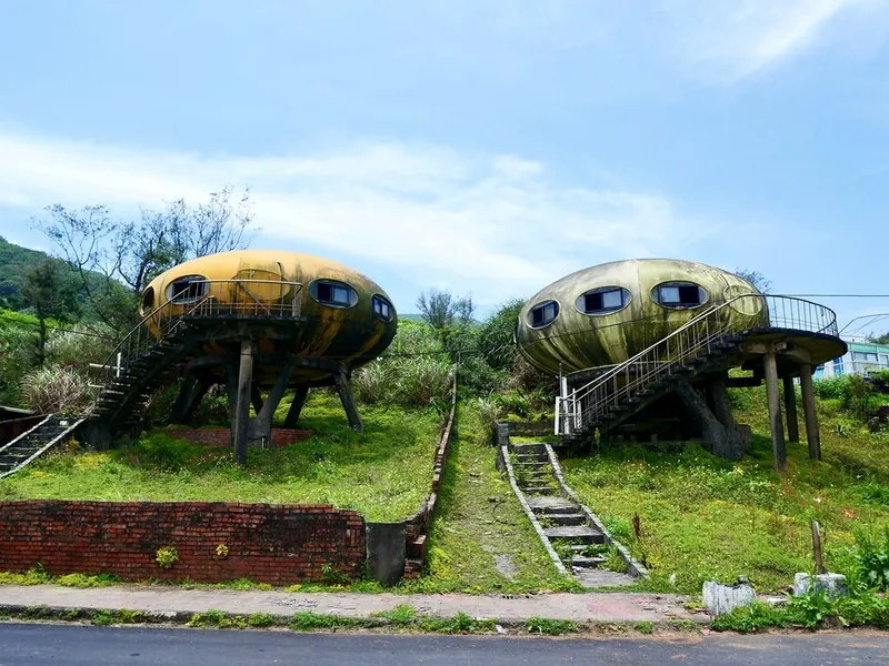 新北｜翡翠灣飛碟屋附近的現場景觀與露營車住宿環境