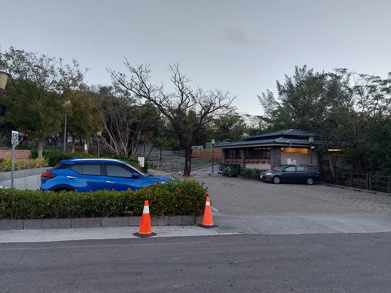 屏東車城｜四重溪溫泉公園停車場的現場景觀與露營車住宿環境