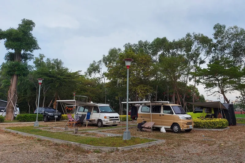 臺中｜后里環保公園車泊專區的現場景觀與露營車住宿環境