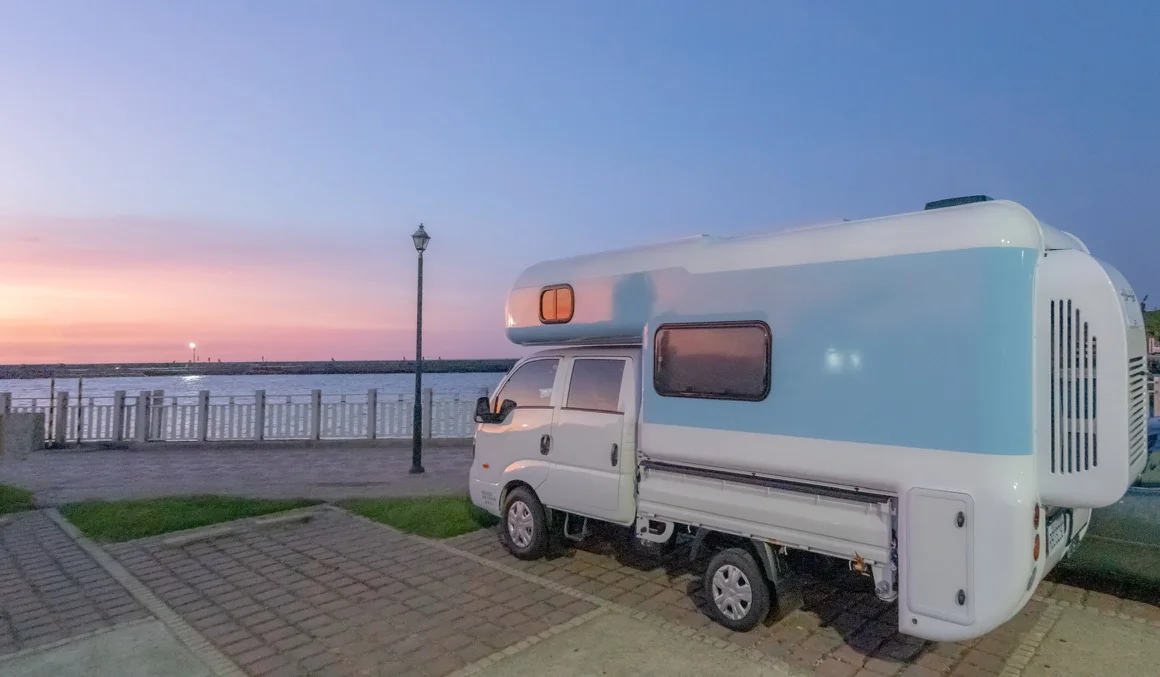 JoyForest CamperVan Rental 露營車停在臺灣海岸夕陽旁