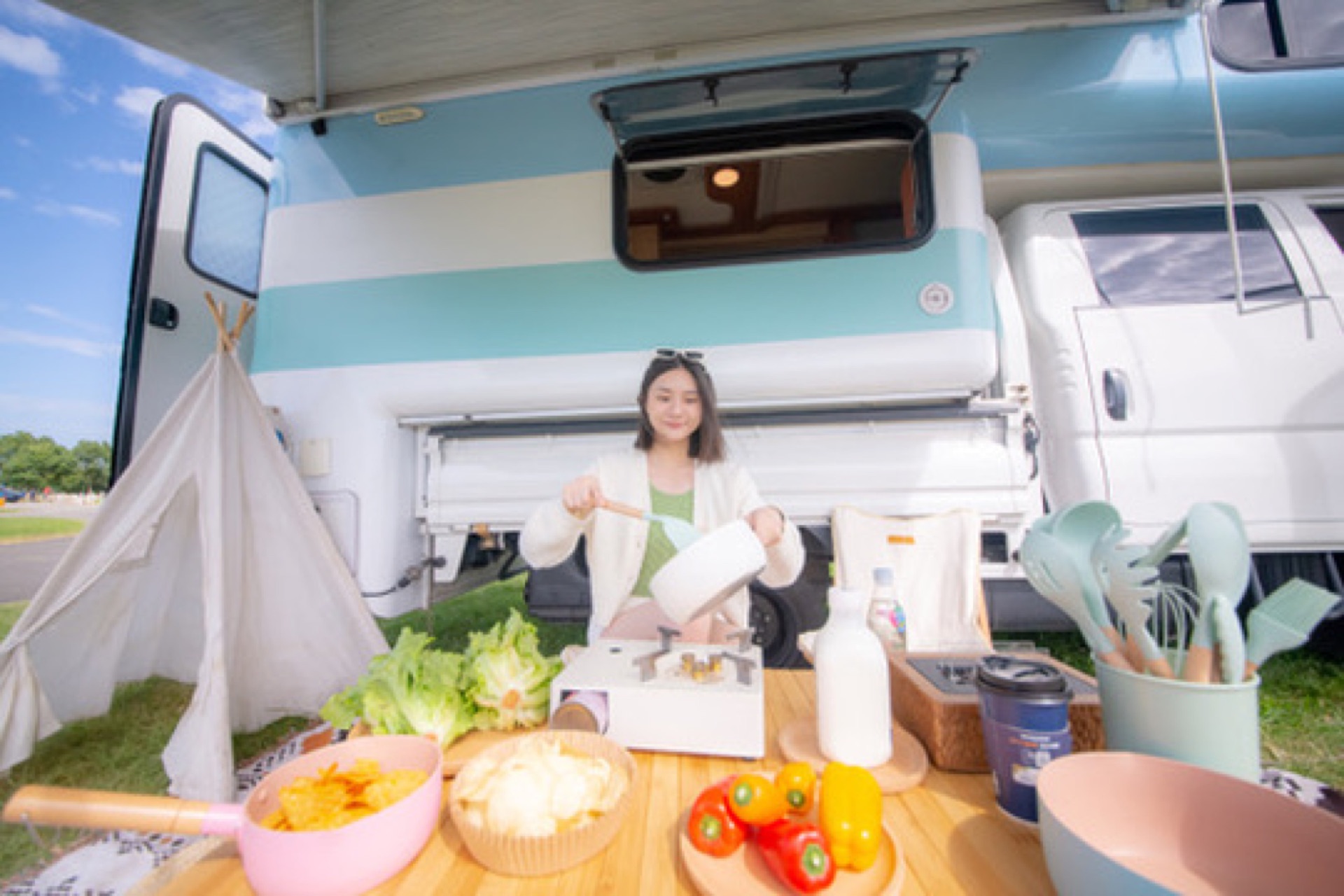 女生在露營車前戶外野廚料理