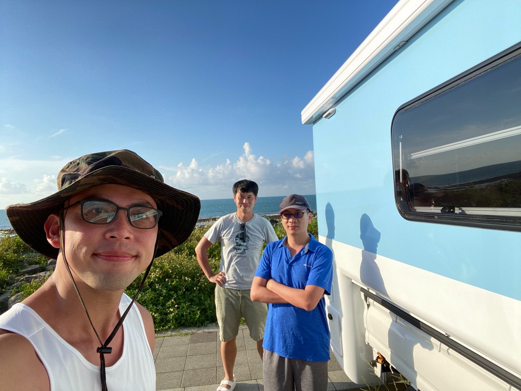 Blue sky coast, three friends with blue-white campervan—easy Baishawan after water play