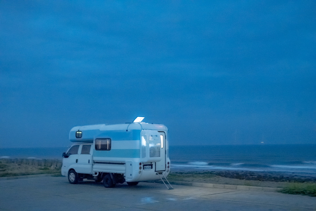 北海岸海邊車宿，清晨在露營車內醒來可看見海景